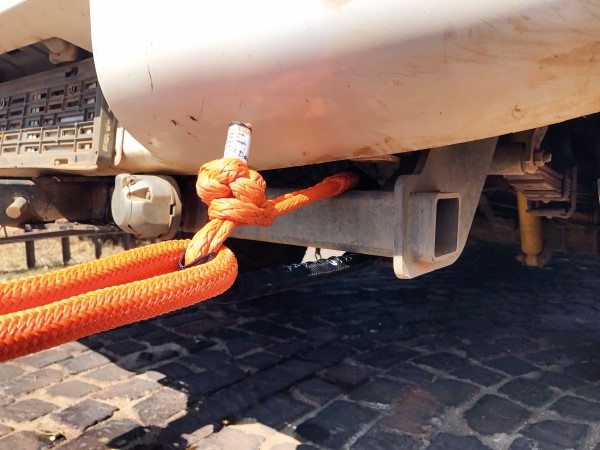 Soft shackle used as a hitching point on a solid steel towbar. Soft shackle used as a hitching point on a solid steel towbar.