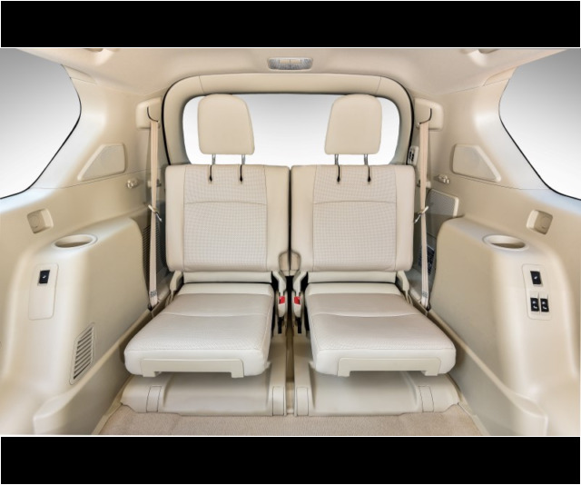 Third row seats
are narrow, and fold
upwards, limited boot
space. Not on TX
versions. Third row seats are narrow, and fold upwards, limited boot space. Not on TX versions.
