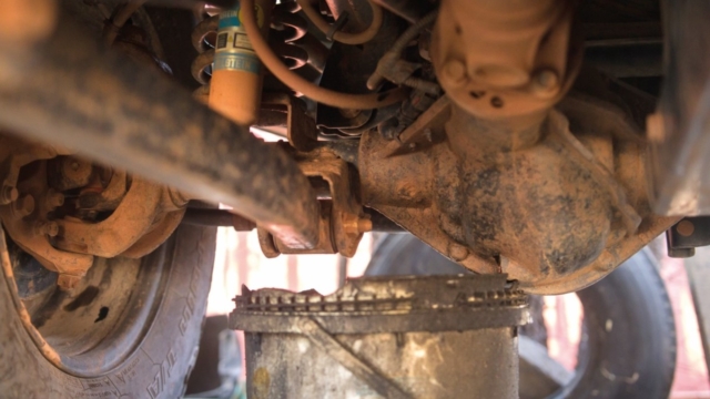 Draining oil from the diff.